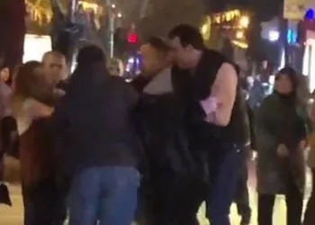 Bursa’da genç kızların kavgası kamerada