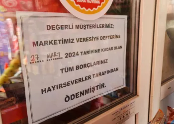 Bakkalın veresiye defterindeki borçların tamamını ödedi