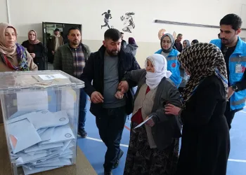 62 yaşındaki Sakine nine ambulansla oy kullandı