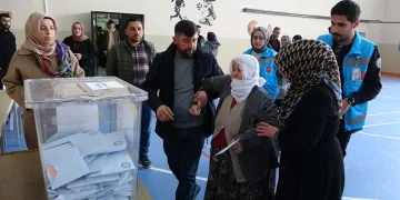 62 yaşındaki Sakine nine ambulansla oy kullandı