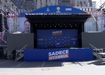AK Parti İstanbul İl Başkanlığı önüne sahne kuruldu