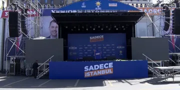 AK Parti İstanbul İl Başkanlığı önüne sahne kuruldu