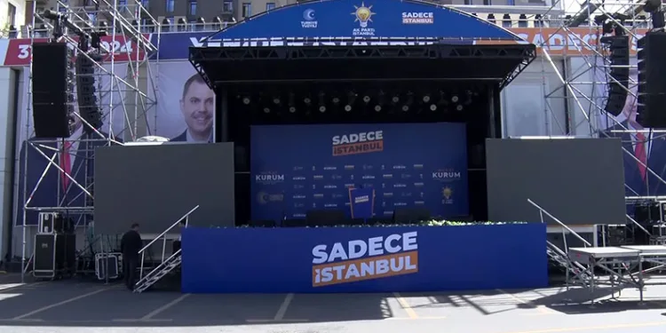AK Parti İstanbul İl Başkanlığı önüne sahne kuruldu
