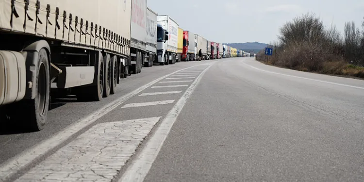 Sınırda kilometrelerce tır kuyruğu