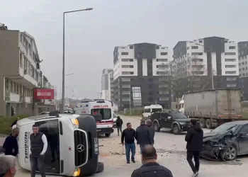 Bursa’da servis minibüsü ile otomobil çarpıştı