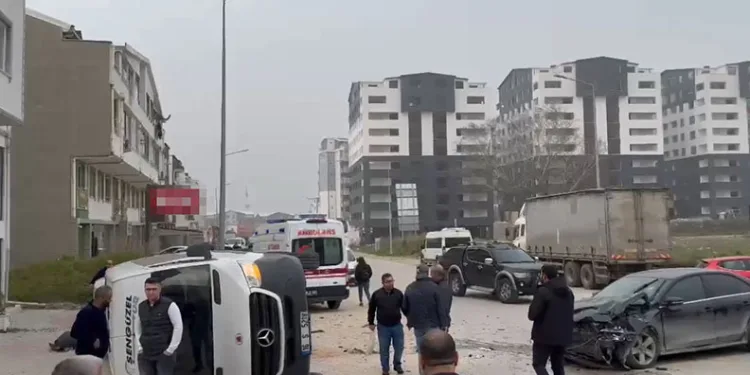 Bursa’da servis minibüsü ile otomobil çarpıştı
