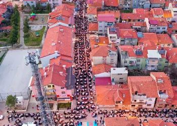 İlk iftar yemeğini Dikilitaş Mahallesi’nde düzenledi
