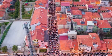 İlk iftar yemeğini Dikilitaş Mahallesi’nde düzenledi