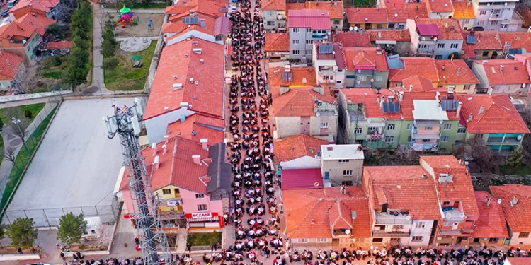 İlk iftar yemeğini Dikilitaş Mahallesi’nde düzenledi
