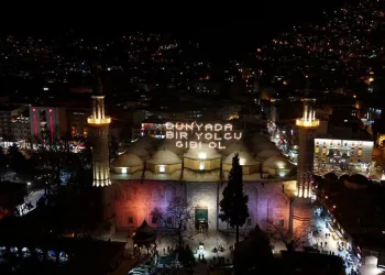 Ulu Camii’ne mahyası asıldı