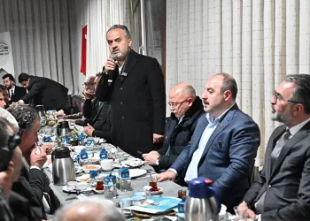 Alinur Aktaş teravih sonrası vatandaşlarla buluştu