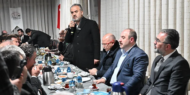 Alinur Aktaş teravih sonrası vatandaşlarla buluştu