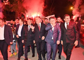 Alinur Aktaş’a gençlerden coşkulu karşılama