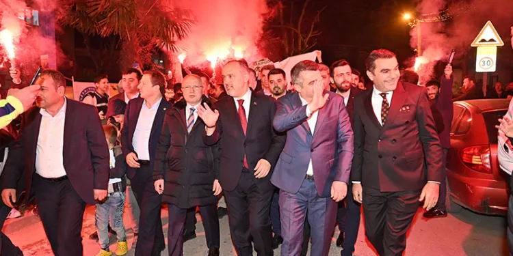 Alinur Aktaş’a gençlerden coşkulu karşılama