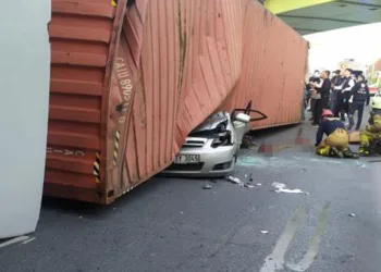Devrilen TIR bir aileyi yok etti: 4 ölü