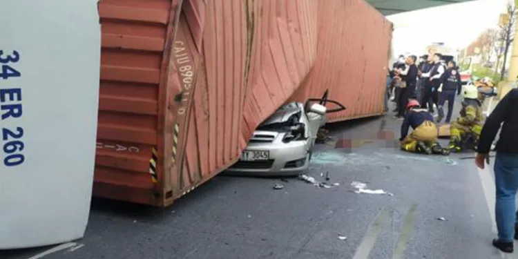 Devrilen TIR bir aileyi yok etti: 4 ölü