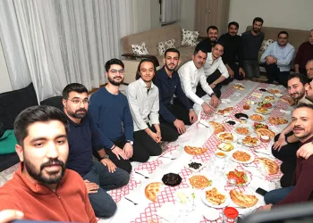 Murat Kurum öğrenci evinde sahur yaptı