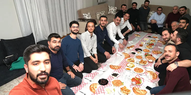 Murat Kurum öğrenci evinde sahur yaptı