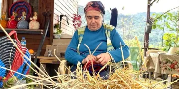 Buğday saplarından tepsi yapıyor