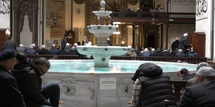 Ramazan’ın ilk Cuma namazında Bursalılar Ulu Cami’ye akın etti