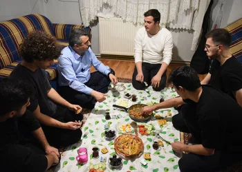 Oktay Yılmaz, sahuru gençlerle yaptı