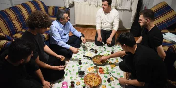 Oktay Yılmaz, sahuru gençlerle yaptı
