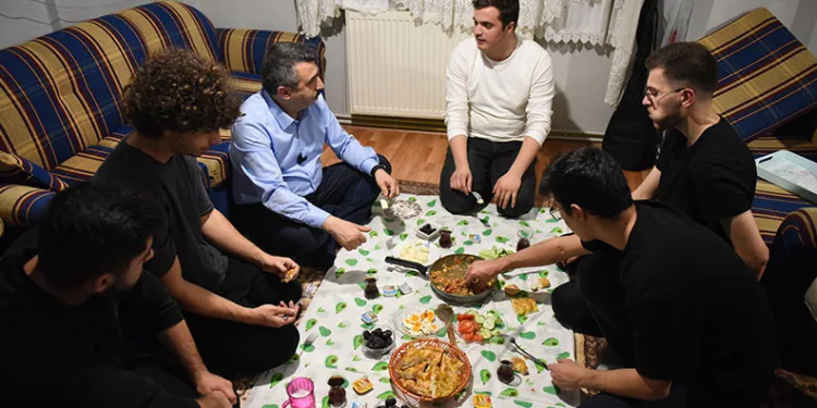 Oktay Yılmaz, sahuru gençlerle yaptı