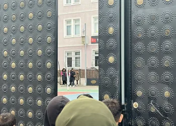 Bursa’da 4 öğrenci kapanan okulda mahsur kaldı