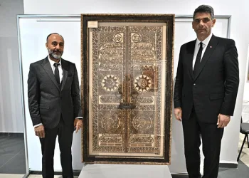 Kabe’nin altın kapısını tabloya nakşetti