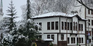 Tarihi kent beyaz örtüyle kaplandı
