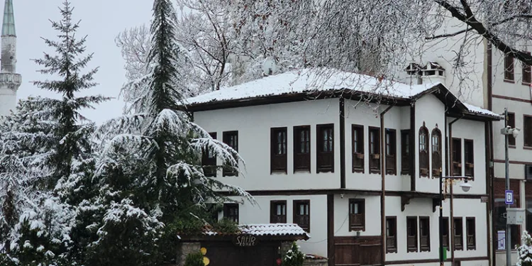 Tarihi kent beyaz örtüyle kaplandı