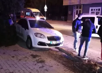 Bursa’da hafif ticari araç ile otomobil çarpıştı: 4 yaralı