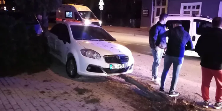 Bursa’da hafif ticari araç ile otomobil çarpıştı: 4 yaralı