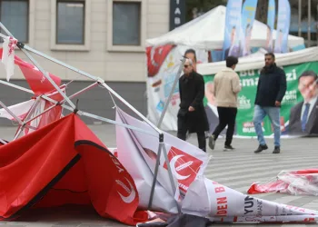 Bursa’da fırtına parti stantlarını yerle bir etti