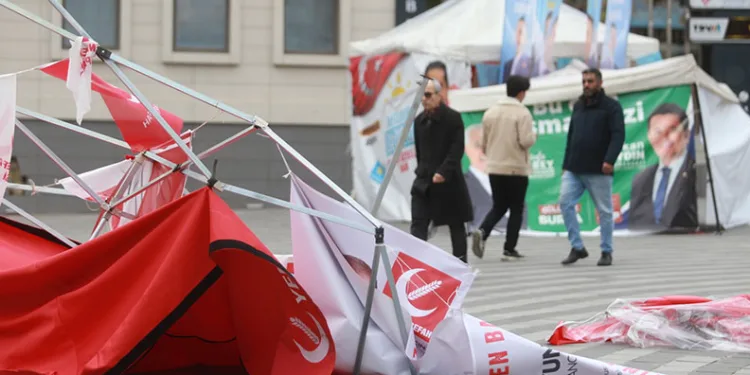 Bursa’da fırtına parti stantlarını yerle bir etti