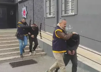 Çaldıkları aracın yakıtı bitince yenisini çalan hırsızlar tutuklandı