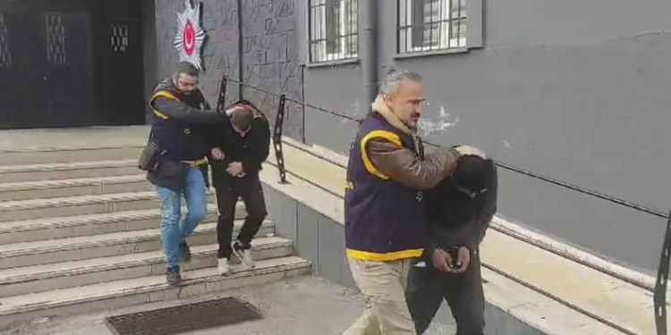 Çaldıkları aracın yakıtı bitince yenisini çalan hırsızlar tutuklandı