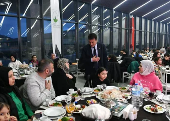Yetim çocuklar kardeşlik sofrasında buluştu