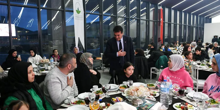 Yetim çocuklar kardeşlik sofrasında buluştu