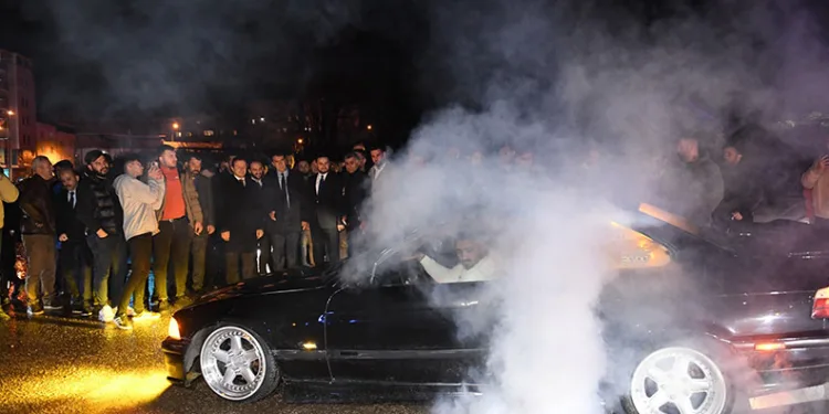 Mustafa Dündar, modifiyeli araç tutkunlarıyla buluştu
