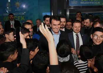 Emek’te dev kalabalık Dündar’ı coşkuyla karşıladı