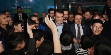 Emek’te dev kalabalık Dündar’ı coşkuyla karşıladı