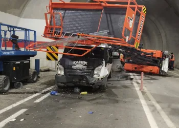 Artvin’de yolcu minibüsü tünel içinde kaza yaptı: 7 yaralı