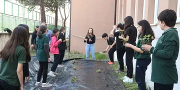 Öğrenciler, çilek ve marul dikerek tarımla tanıştı