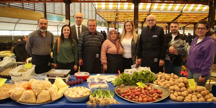 Nilüfer Belediyesi üretici esnafa pazar önlüğü dağıttı