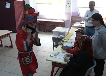 Bursa’da Karagöz kostümüyle oyunu kullandı