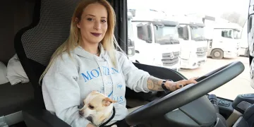 Köpeğiyle şehirler arası mekik dokuyor