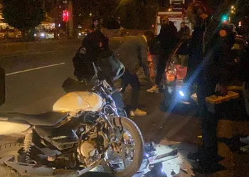 Motosiklet park halindeki otomobile çarptı