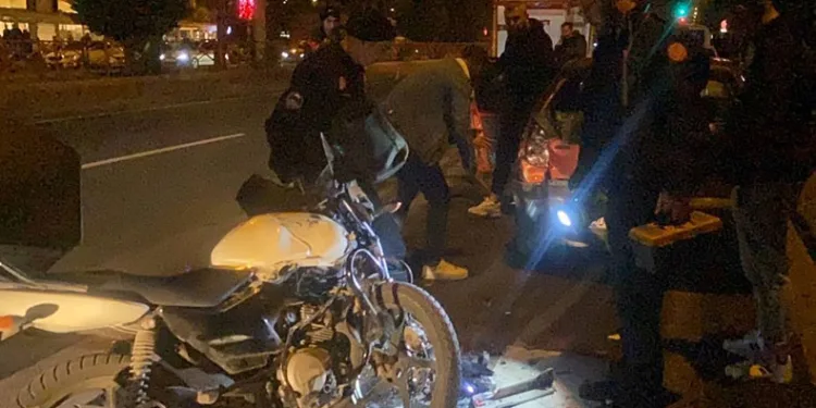 Motosiklet park halindeki otomobile çarptı