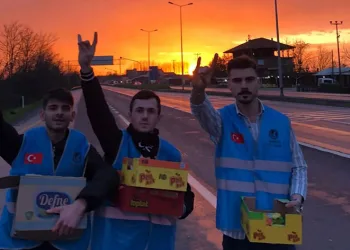 Trafikte kalan sürücülere iftariyelik dağıttılar